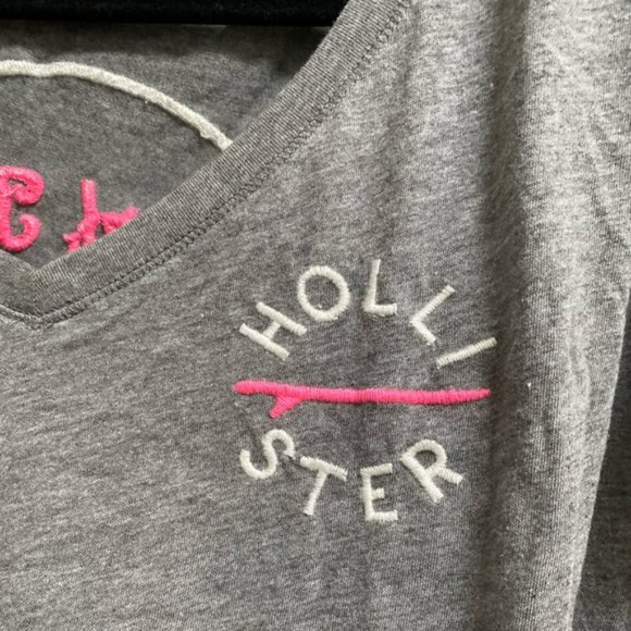 FREE Hollister Embroidered V-Neck Graphic Tee - Picture 4 of 4